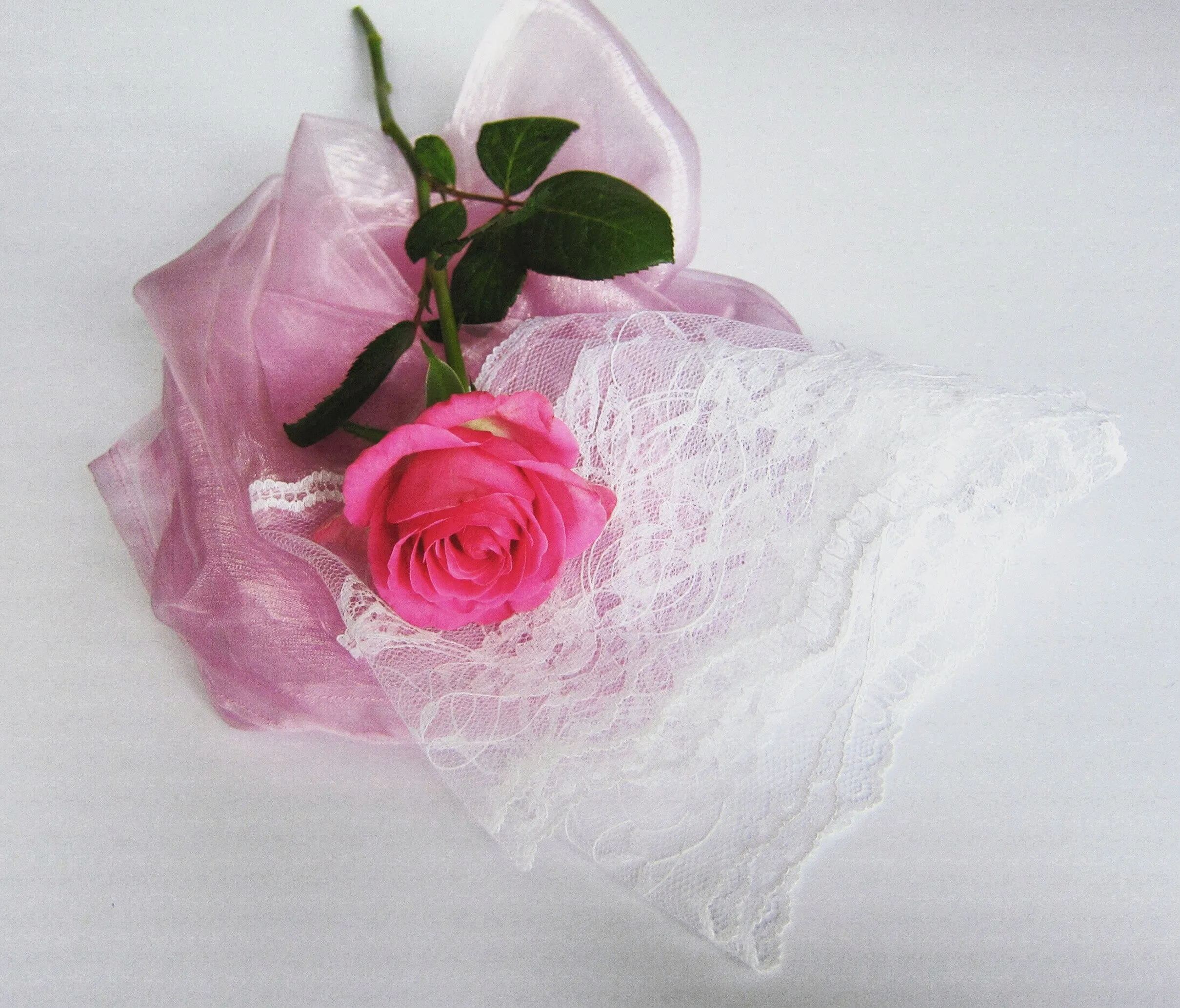 Ladies Pink Organza Scarf With White Lace Trim